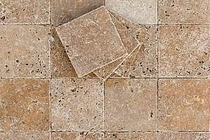 Eskitme görünümlü göbek traverten taşları, doğal delikleri ve dokusuyla peyzaj tasarımında kullanılıyor.