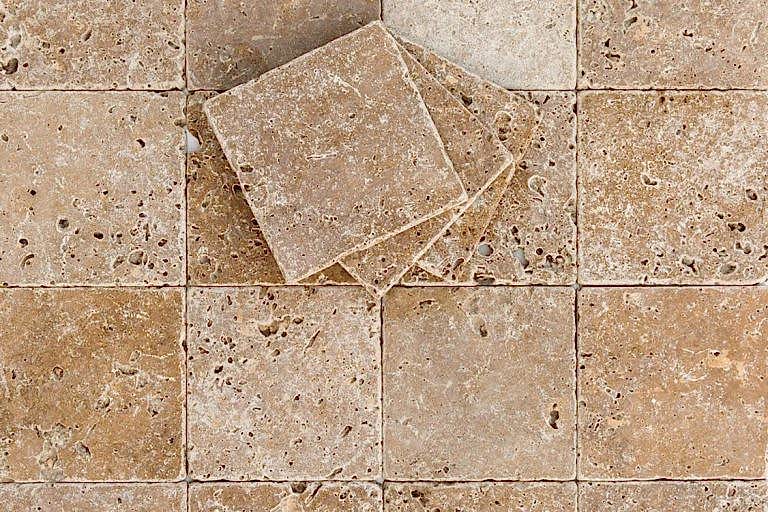 Eskitme görünümlü göbek traverten taşları, doğal delikleri ve dokusuyla peyzaj tasarımında kullanılıyor.